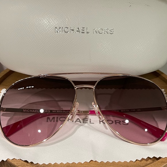 Michael Kors Sunglasses 😎 - Picture 2 of 13